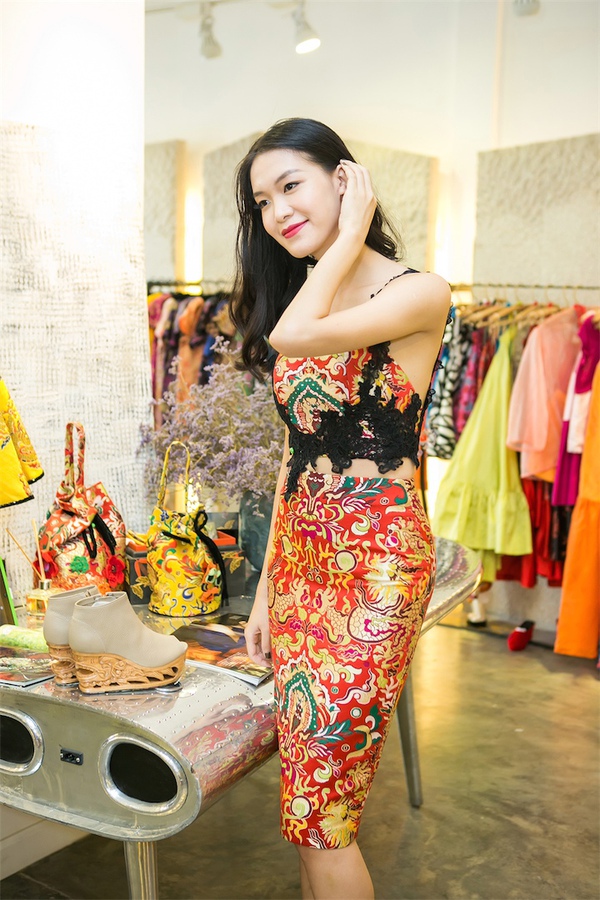 Hoa hậu Thùy Dung đi thử đồ
