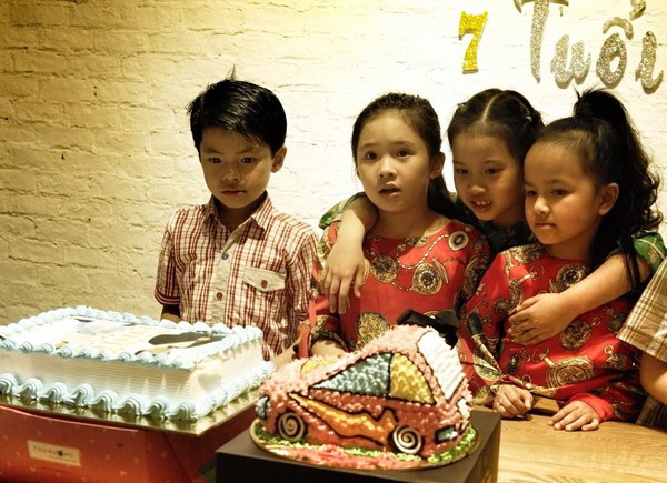 Ngọc Trinh nhí nhảnh đón sinh nhật bên các bé dịp Tết Trung thu