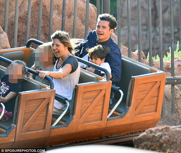 Orlando Bloom và Flynn đi chơi Disneyland