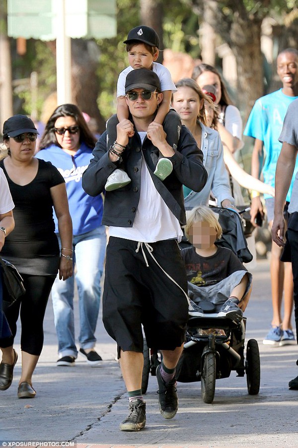 Orlando Bloom và Flynn đi chơi Disneyland