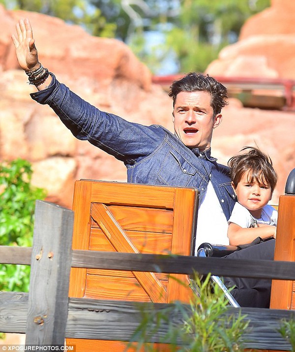 Orlando Bloom và Flynn đi chơi Disneyland