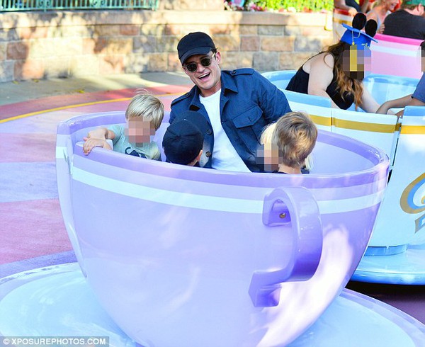 Orlando Bloom và Flynn đi chơi Disneyland