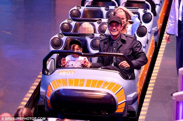 Orlando Bloom và Flynn đi chơi Disneyland