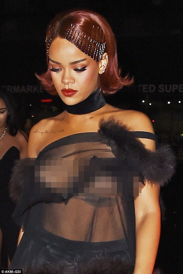 Rihanna bị lộ ngực