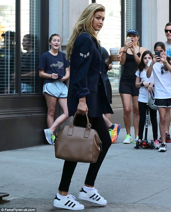 Taylor Swift khoe chân dài miên man trên phố
