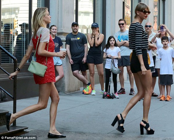 Taylor Swift khoe chân dài miên man trên phố