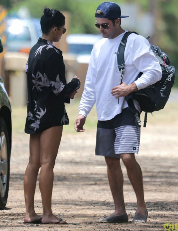 Zac Efron ôm chặt bạn gái trên bãi biển
