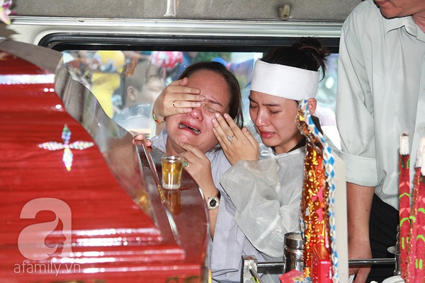 mẹ và vợ khóc òa trong lễ tang duy nhân