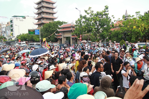 vợ khóc nấc trong lễ tang DUy Nhân