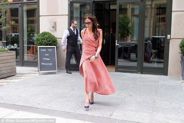 victoria Beckham váy hồng quyến rũ