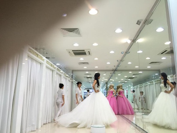 Việt Trinh đi thử váy cưới