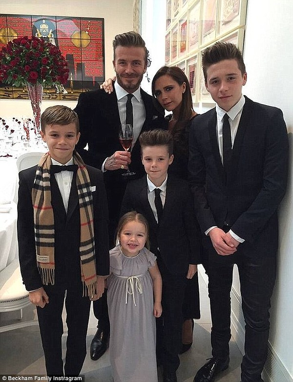 Bố con Beckham đều sở hữu bộ hình xăm đồ sộ