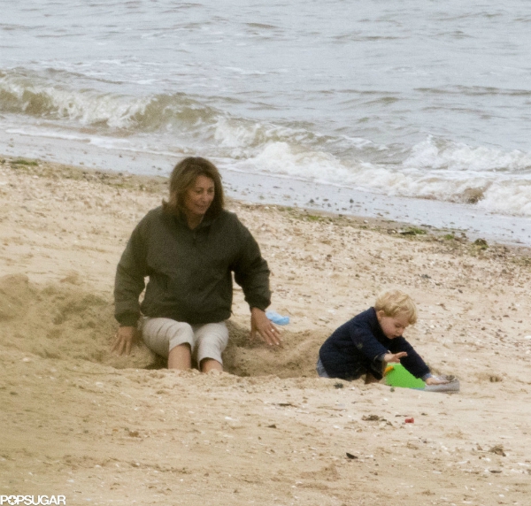 Hoàng tử bé nghịch cát ở bãi biển