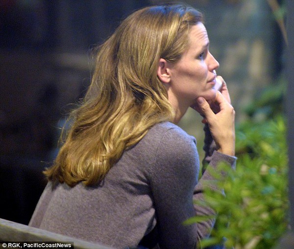 Jennifer Garner ngồi khóc lặng lẽ