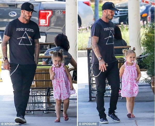 David Beckham phản pháo về việc cho con ngậm ti giả