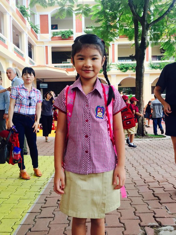 Trần Bảo Sơn đưa con gái đi học