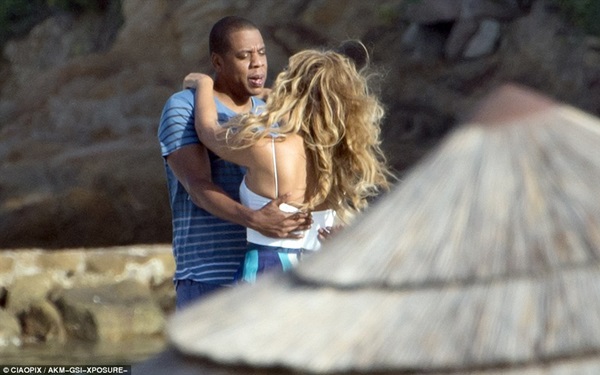 Beyonce hôn chồng Jay Z trên biển