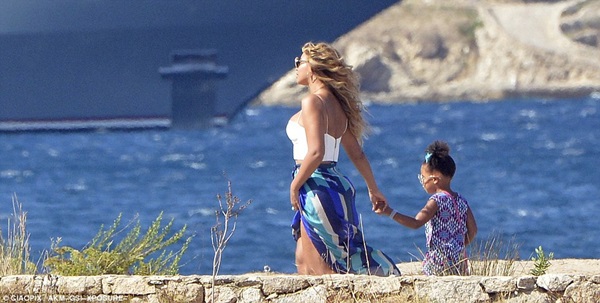 Beyonce hôn chồng Jay Z trên biển