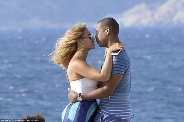 Beyonce hôn chồng trên biển