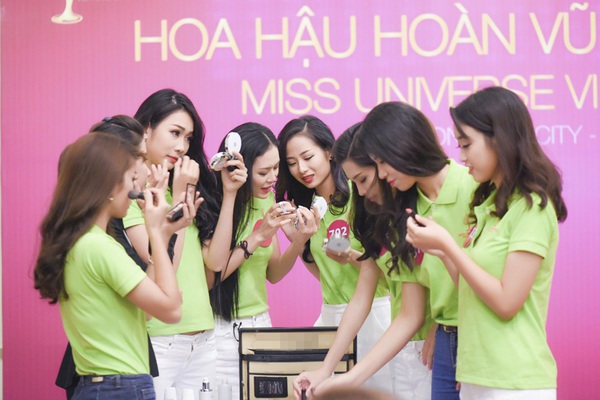 Hoa hậu Hoàn vũ Việt Nam trang điểm cho nhau