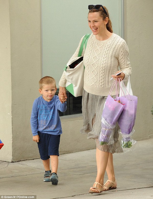 Jennifer Garner đi chợ với chồng con