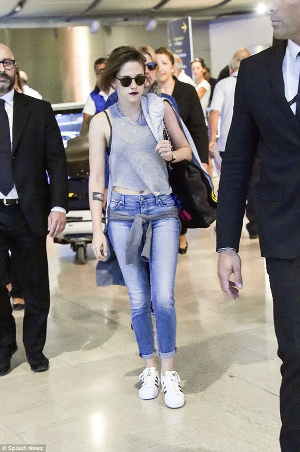 Kristen Stewart ở sân bay