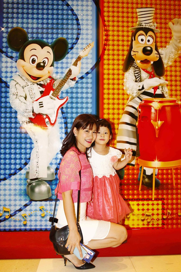 Gia đình MC Phan Anh đi xem chuột Mickey