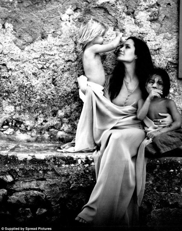 ảnh đen trắng Angelina Jolie và các con