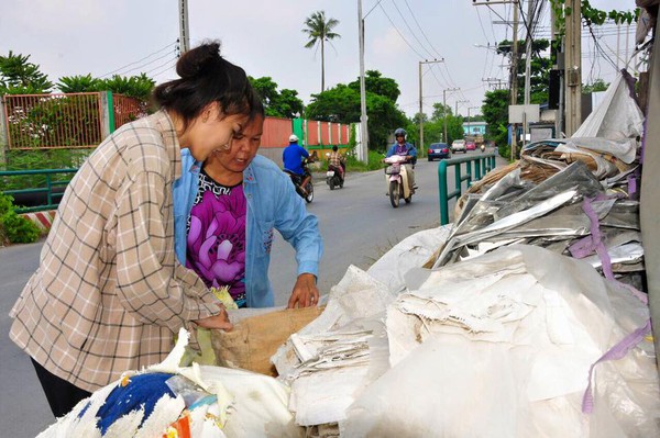 Hoa hậu Thái Lan nhặt rác