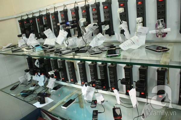 Ngộ nghĩnh Sài Gòn: Quầy sạc điện thoại trong bệnh viện Nhi Đồng 1 2