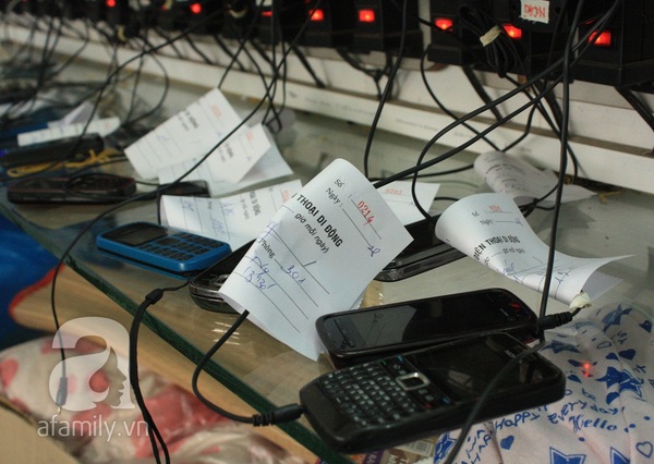 Ngộ nghĩnh Sài Gòn: Quầy sạc điện thoại trong bệnh viện Nhi Đồng 1 5