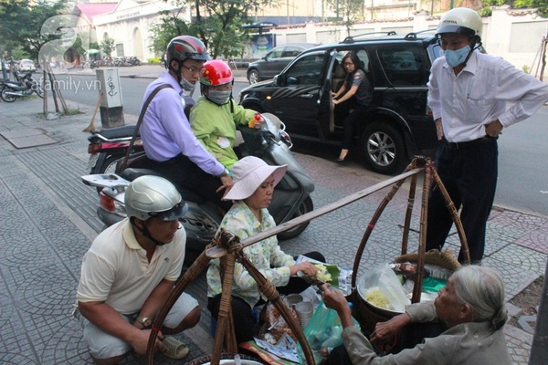 Bà cụ với gần 60 năm bán xôi Bắc tại góc phố Sài Gòn 7