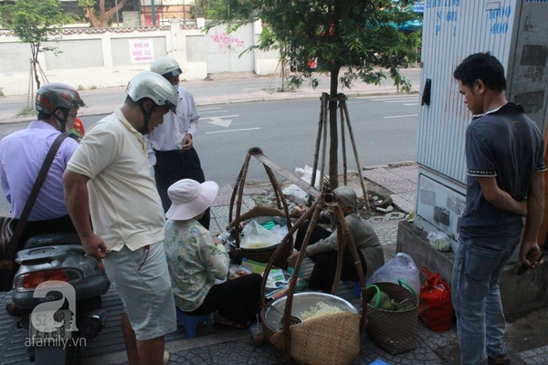 Bà cụ với gần 60 năm bán xôi Bắc tại góc phố Sài Gòn 3