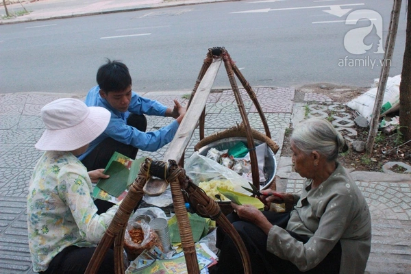 Bà cụ với gần 60 năm bán xôi Bắc tại góc phố Sài Gòn 6