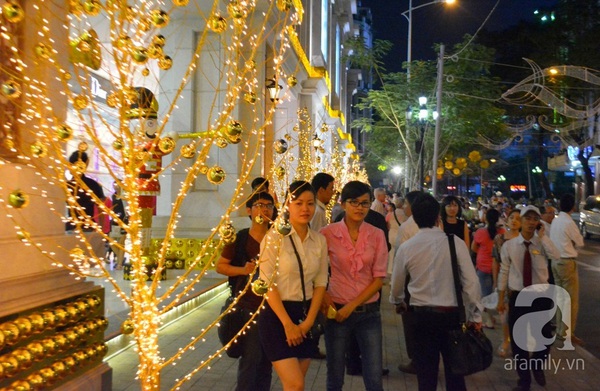 Người dân Sài Gòn rục rịch đi chơi Giáng Sinh sớm cho 