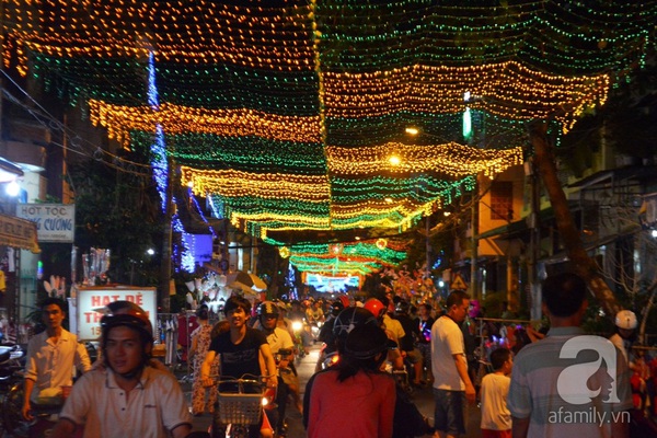 Người dân Sài Gòn rục rịch đi chơi Giáng Sinh sớm cho 