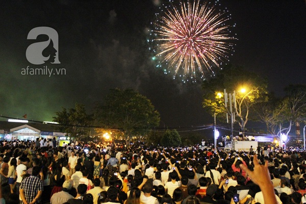 TPHCM: Những nụ cười bên pháo hoa chào năm mới 2014 11