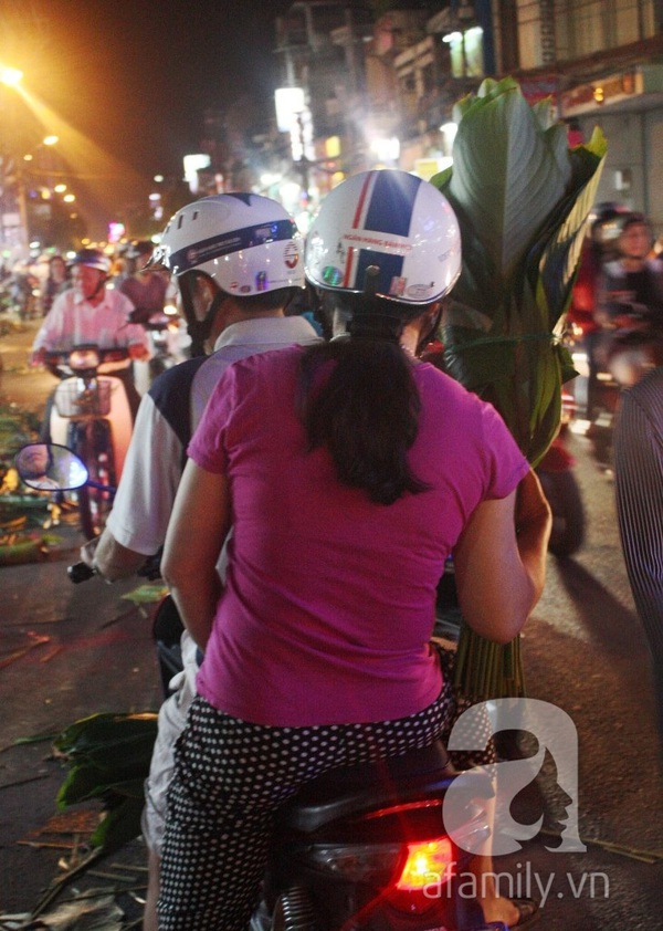Tấp nập chợ lá dong giữa Sài Gòn 7