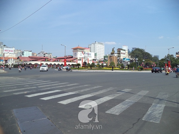 Một Sài Gòn nắng rực và thưa vắng những ngày Tết 8