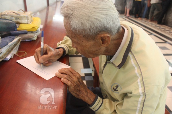 Gặp người đàn ông hơn 24 năm viết thư thuê ở bưu điện Sài Gòn 3