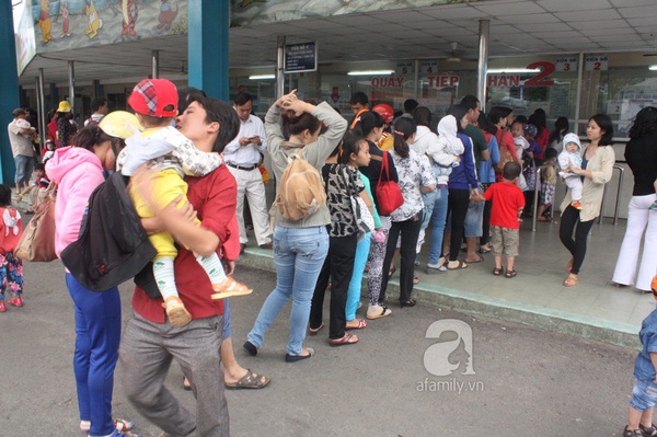 Trời lạnh cóng, dịch bệnh gia tăng, trẻ nhỏ thi nhau nhập viện 23