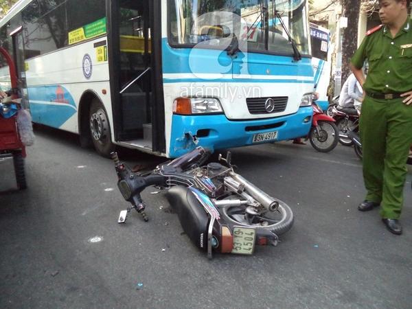 TP.HCM: Xe máy đi ngược chiều đâm vào đầu xe buýt, hai người bị thương 1