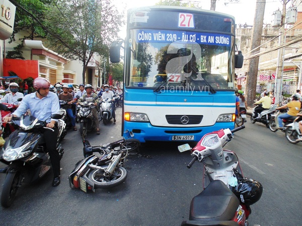 TP.HCM: Xe máy đi ngược chiều đâm vào đầu xe buýt, hai người bị thương 2