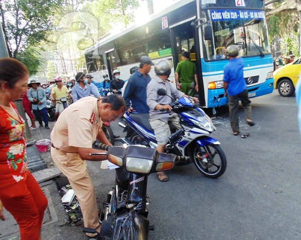 TP.HCM: Xe máy đi ngược chiều đâm vào đầu xe buýt, hai người bị thương 3