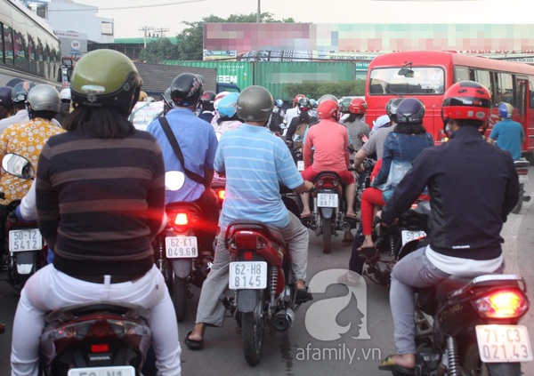 TP.HCM: Vừa tan sở, người dân chen nhau đội mưa lấy vé lên xe 18