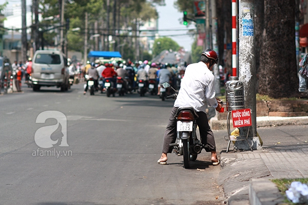 Nắng đầu mùa, người dân tung chăn đệm ra phơi ngợp phố 20