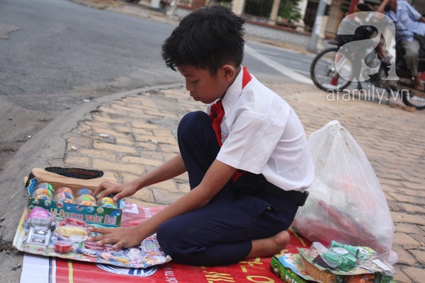 Cảm thương cậu bé 10 tuổi vất vả bán hàng giúp đỡ gia đình 1