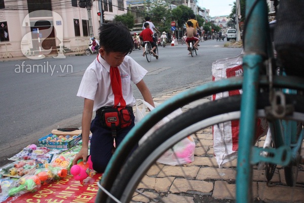 Cảm thương cậu bé 10 tuổi vất vả bán hàng giúp đỡ gia đình 3