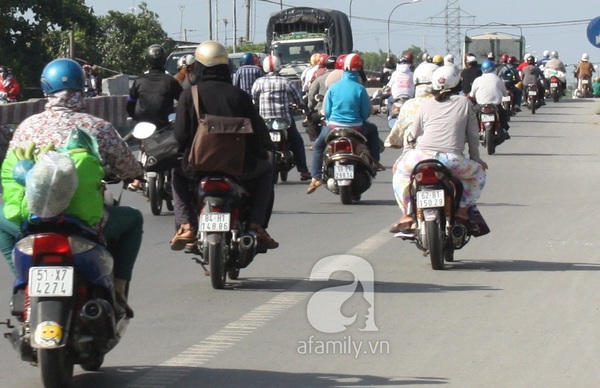 Sau kì nghỉ lễ người dân ùn ùn kéo về thành phố 12