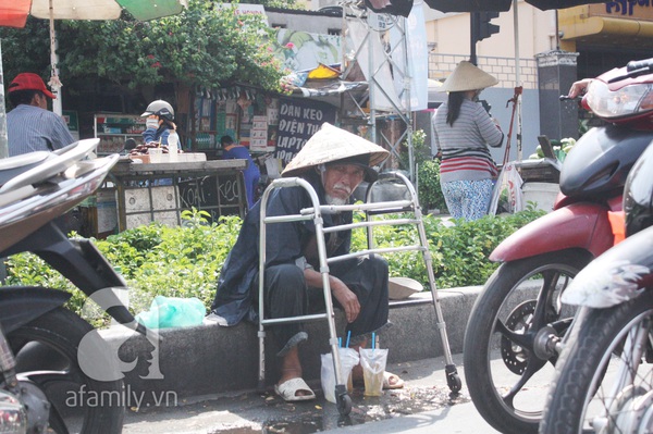 Nắng đầu mùa, người dân tung chăn đệm ra phơi ngợp phố 23